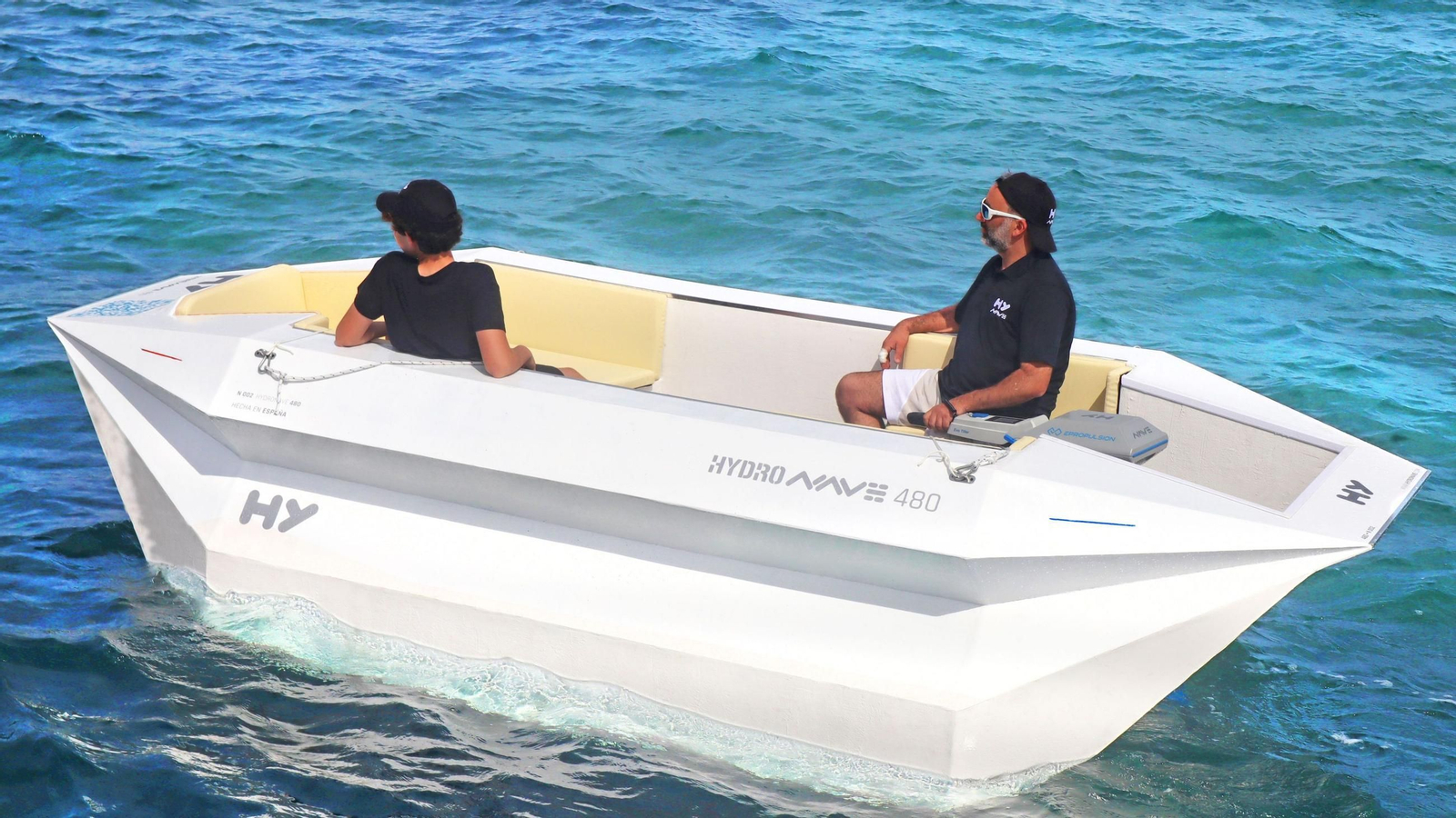 La Hydronave HY480, navegando en una de sus funciones de apoyo a las actividades del puerto deportivo. La Hydronave HY480, navegando en una de sus funciones de apoyo a las actividades del puerto deportivo.