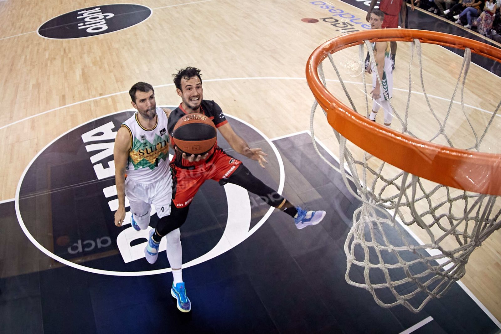 Lluís Costa se dispone a concluir un contragolpe durante el encuentro ante el Bilbao Básket.