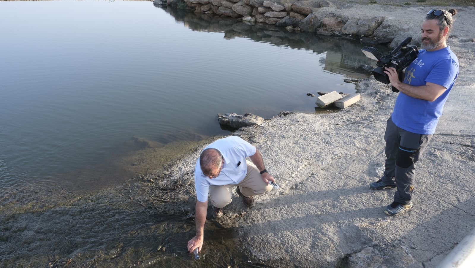 Concentración de los vecinos de Costacabana por los vertidos de agua al mar