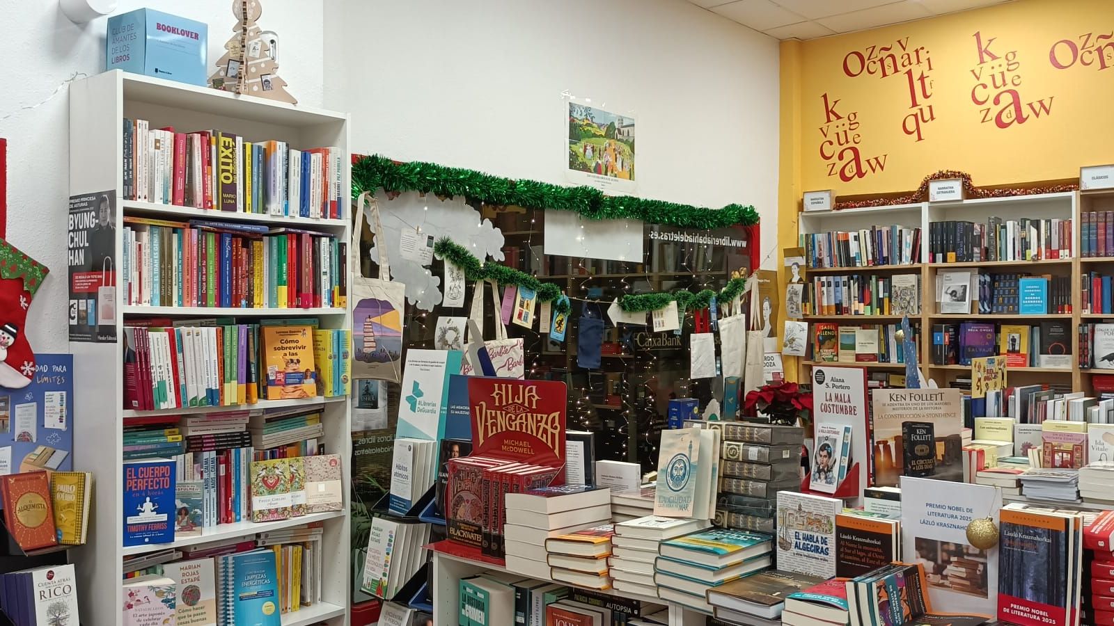Libros a la venta en Bahía de Letras, en Algeciras.