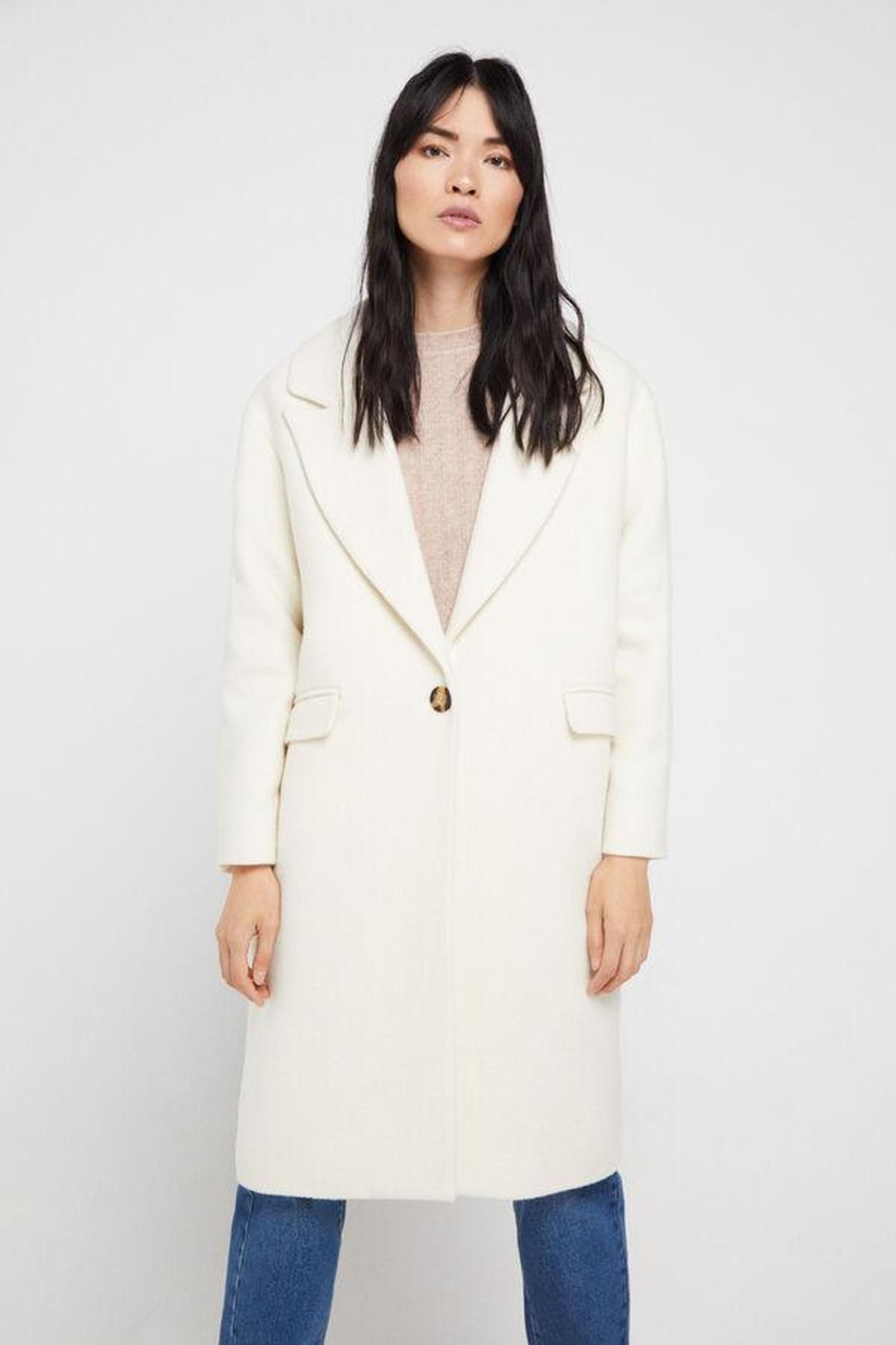 Abrigo blanco de Cortefiel (129 euros).