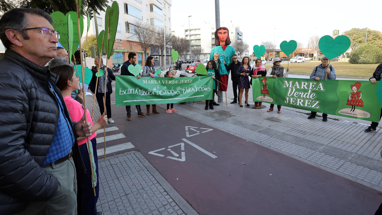 Concentración de Marea Verde Jerez para nombrar a la rotonda de la Escuela Pública en La Granja Concentración de Marea Verde Jerez para nombrar a la rotonda de la Escuela Pública en La Granja