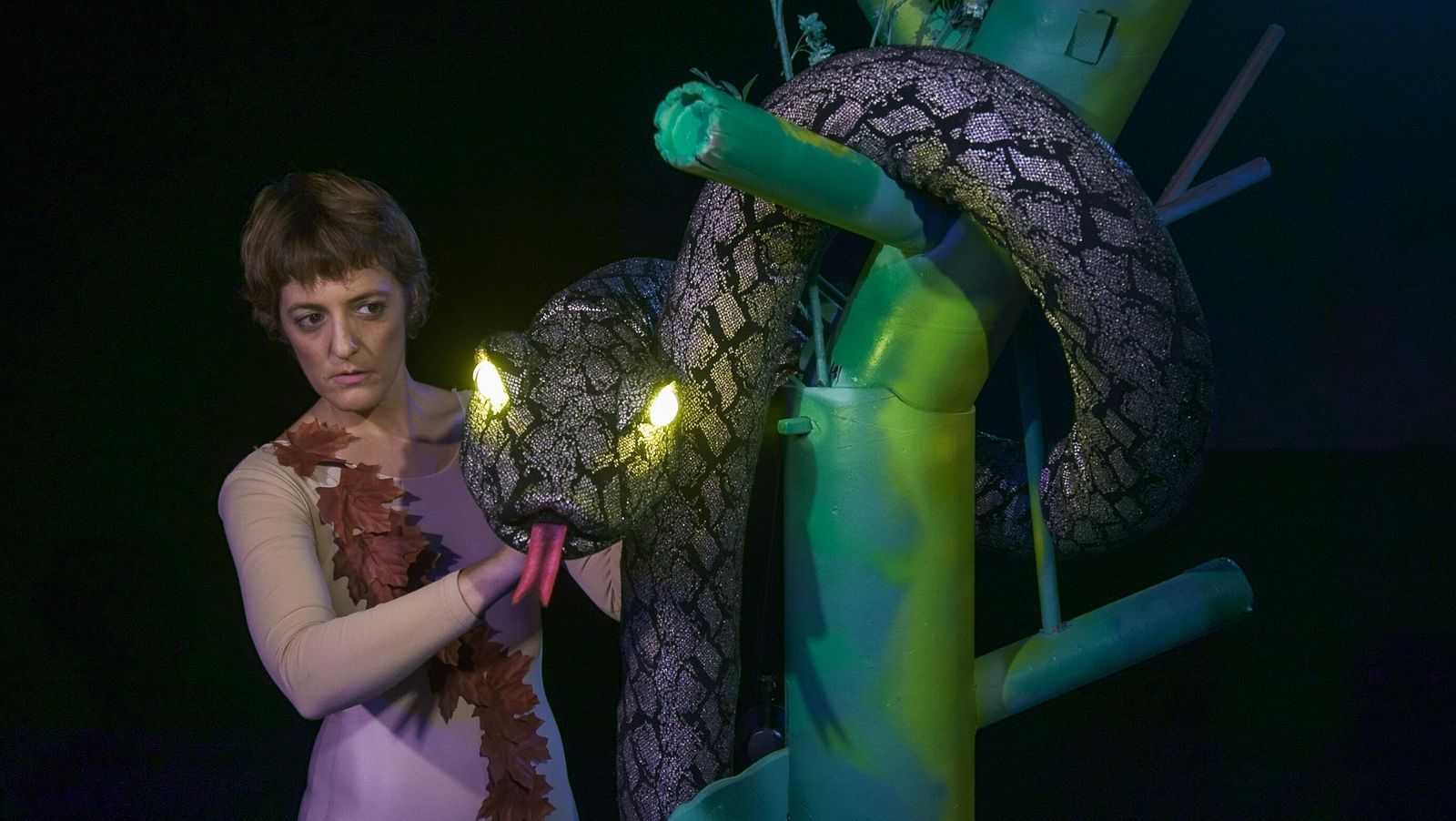 La actriz Mercedes Reyes y la serpiente del paraíso