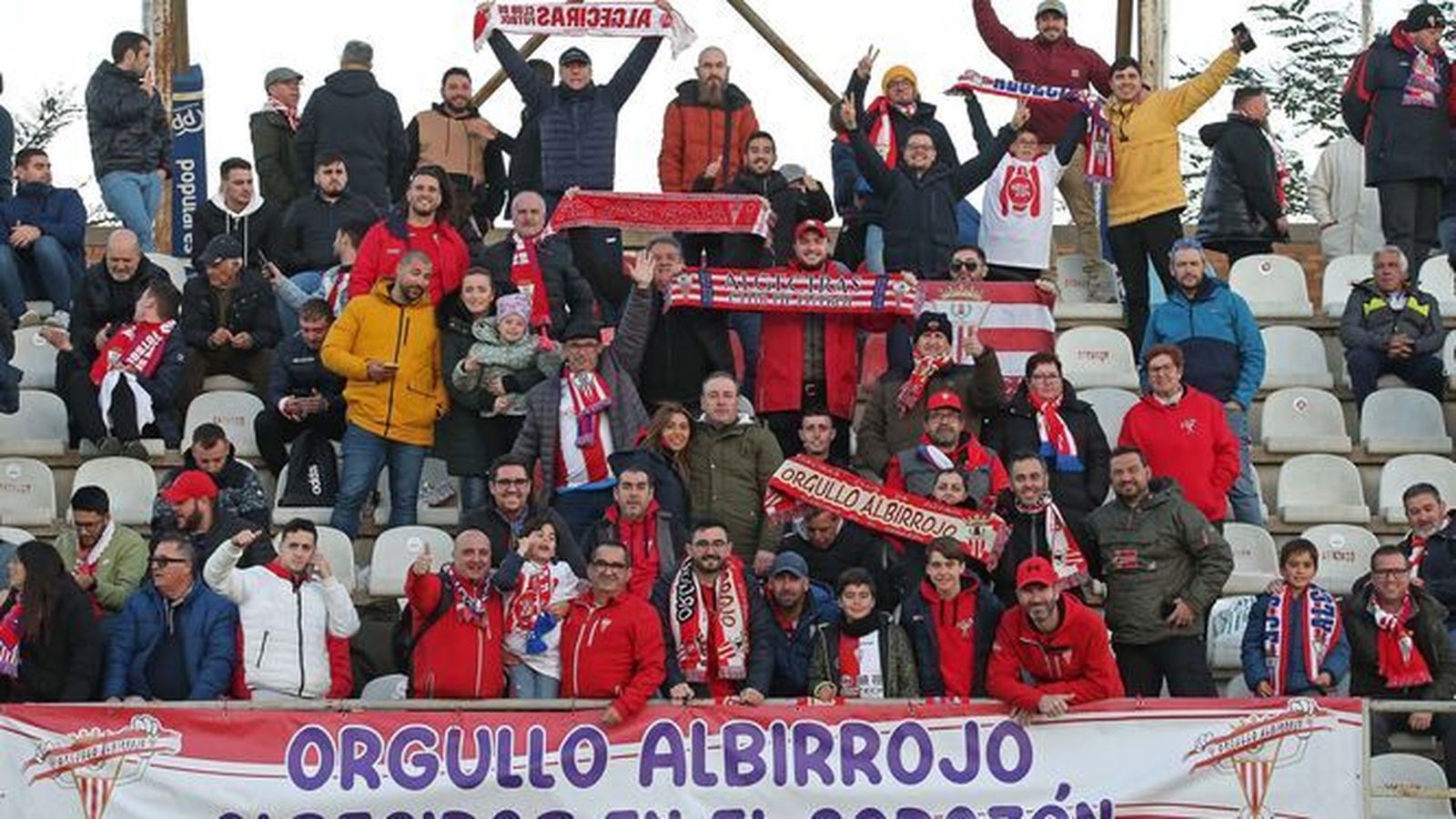 Varios aficionados del Algeciras en el Nuevo Mirador.