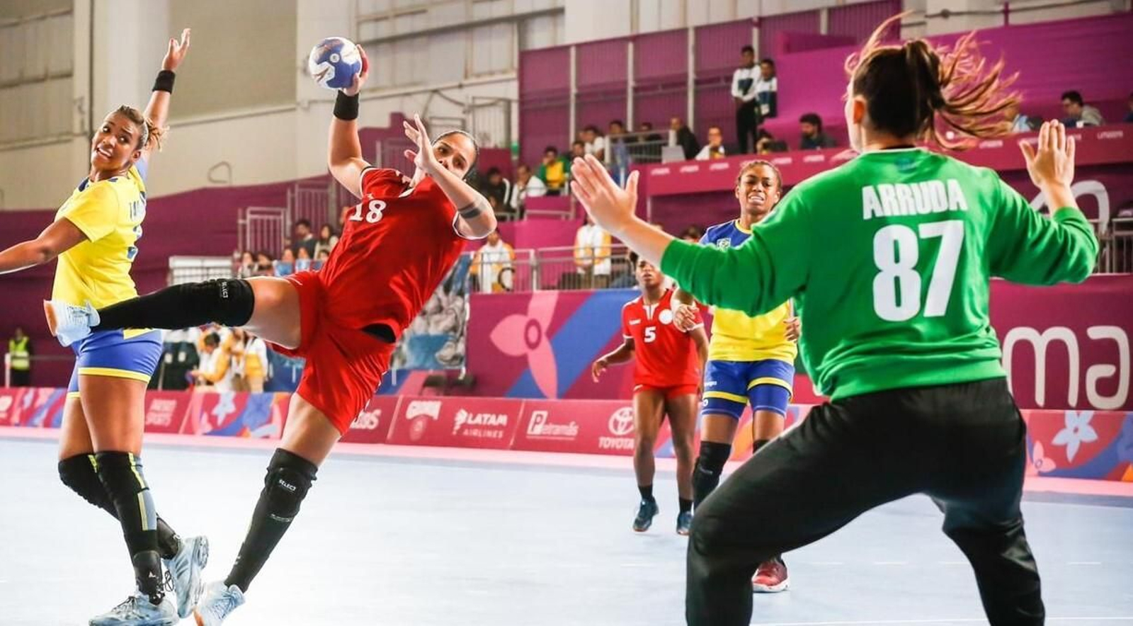 Ciris García, nueva jugadora del Adesal, lanza a portería en un partido con su selección.