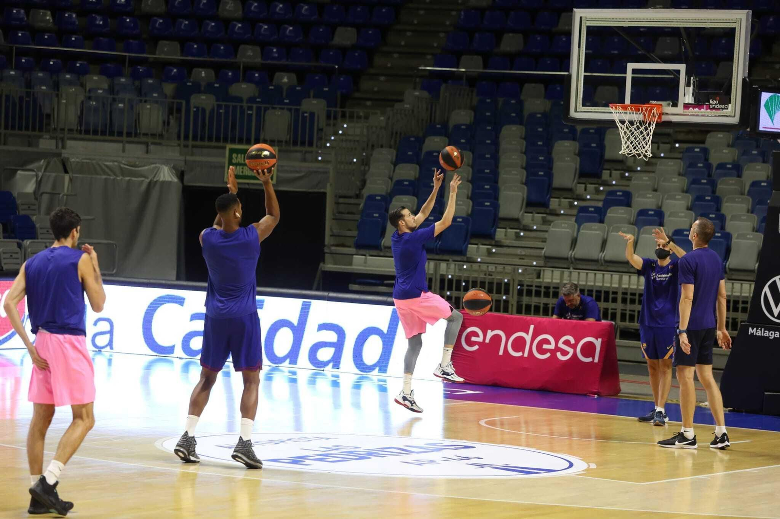 Así luce el Martín Carpena sin su afición en los prolegómenos de la visita del Barcelona