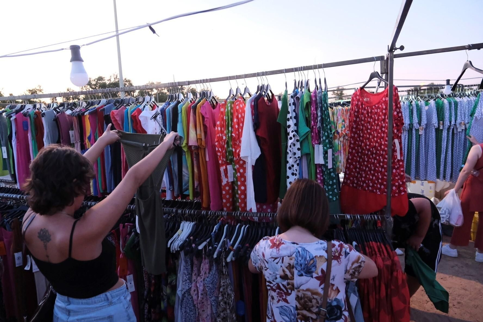 Los ambulantes celebran el primer mercadillo nocturno de El Arenal, en imágenes
