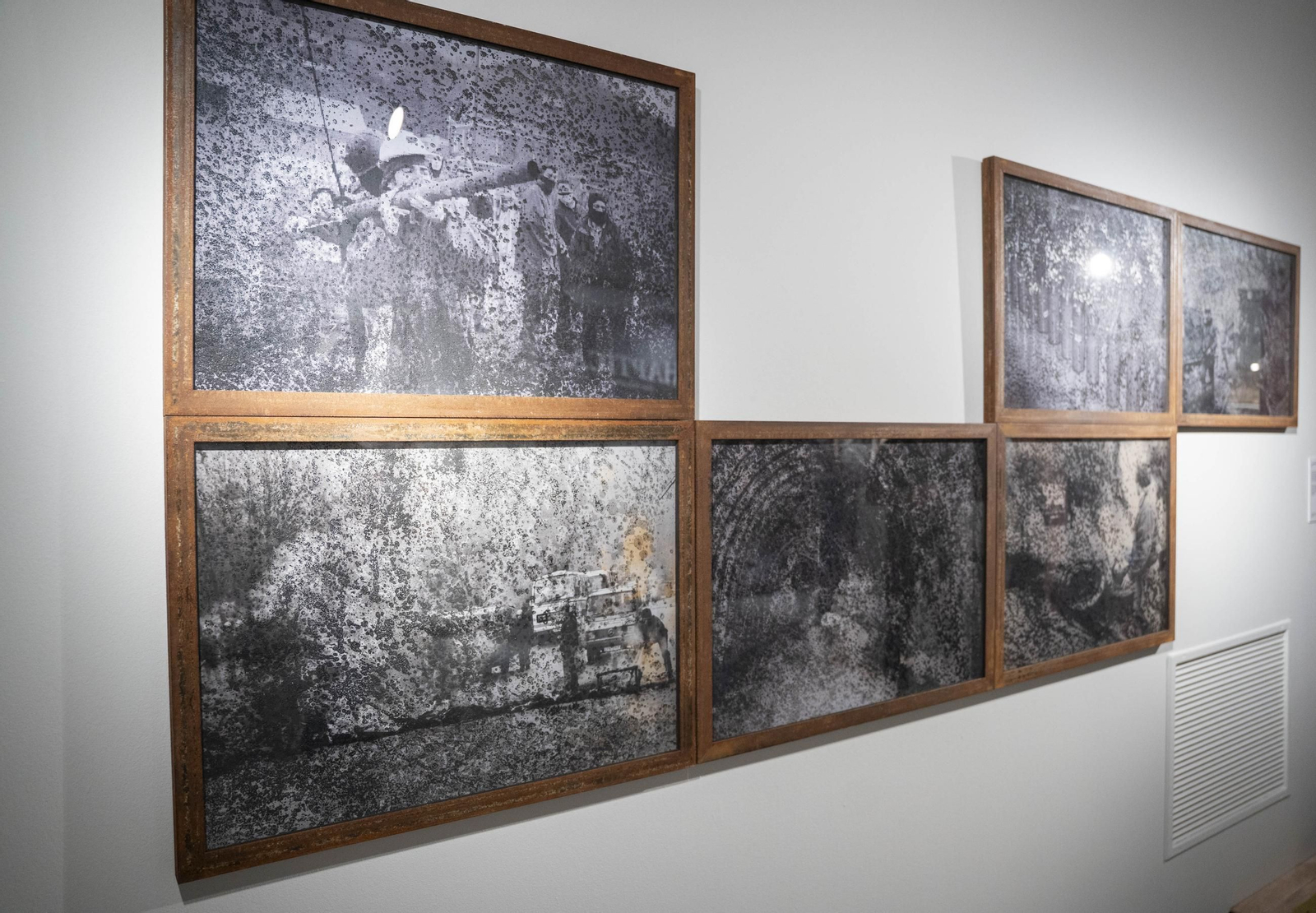 El comisario Sema D'Acosta y el artista Joan Fontcuberta presentan la exposición Háptica de la Fundación Unicaja