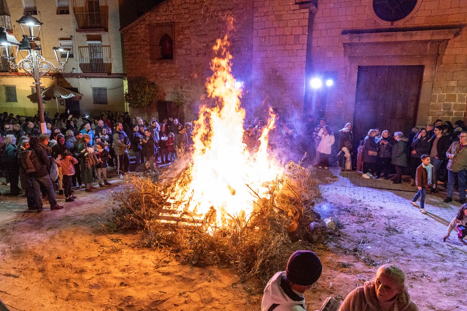 Encendido en Jaén de la lumbre oficial de San Antón 2026 y bendición de los animales