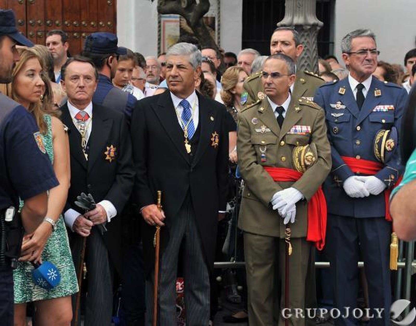 Múltiples personalidades se acercan al centro a ver a la Patrona. 

Foto: Juan Carlos Vázquez