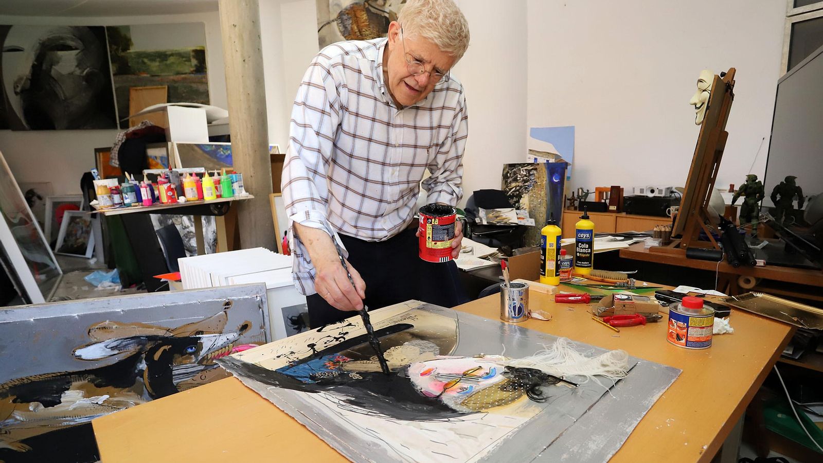 Juan Carlos Castro en su estudio, en pleno proceso de creación.