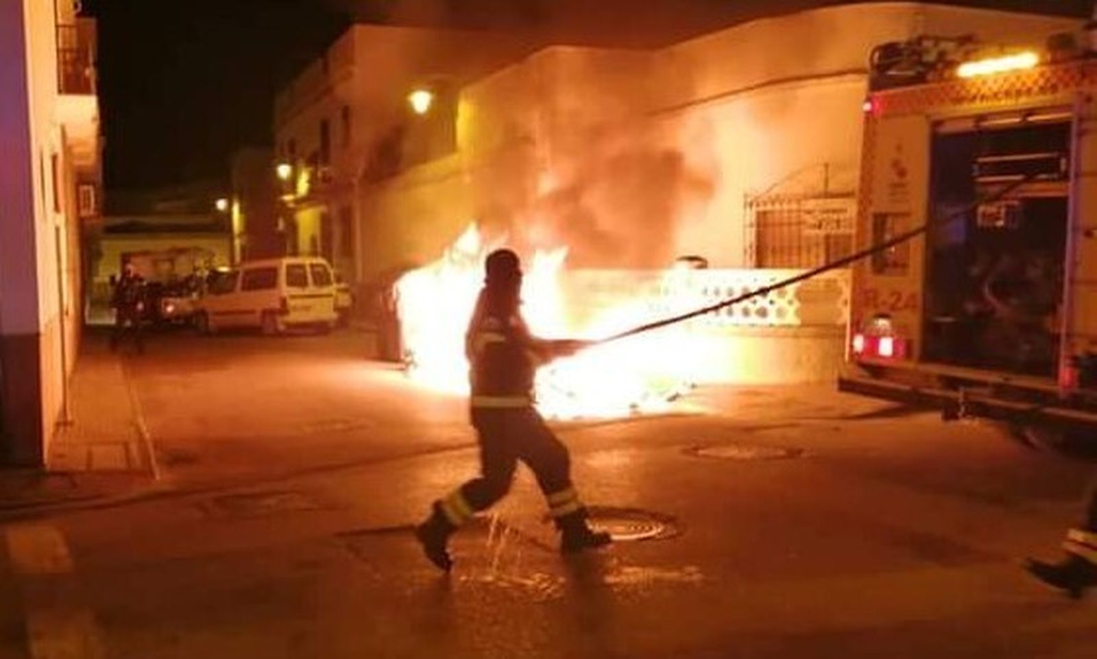Los bomberos apagan uno de los fuegos provocados en Chipiona.