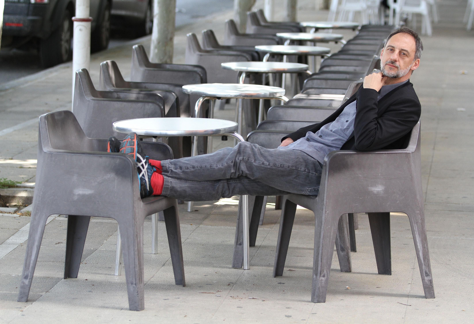 El escritor Antonio Orejudo (Madrid, 1963), ayer durante su visita a Sevilla.