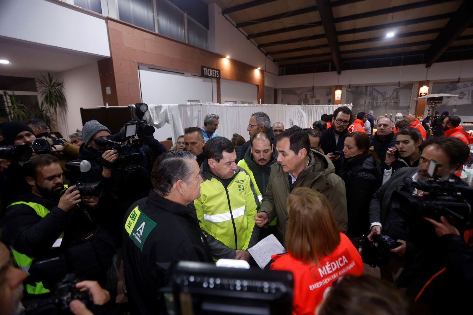 Juanma Moreno, en Adamuz, en la zona del accidente ferroviario.