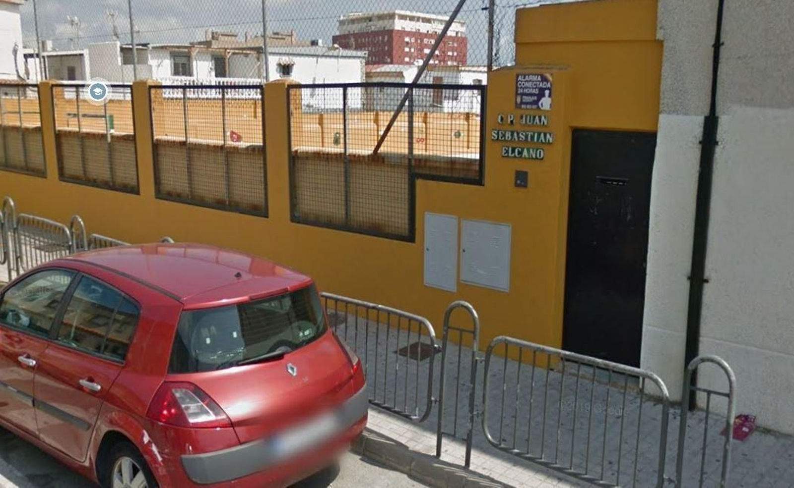 La entrada al colegio Juan Sebastián Elcano.