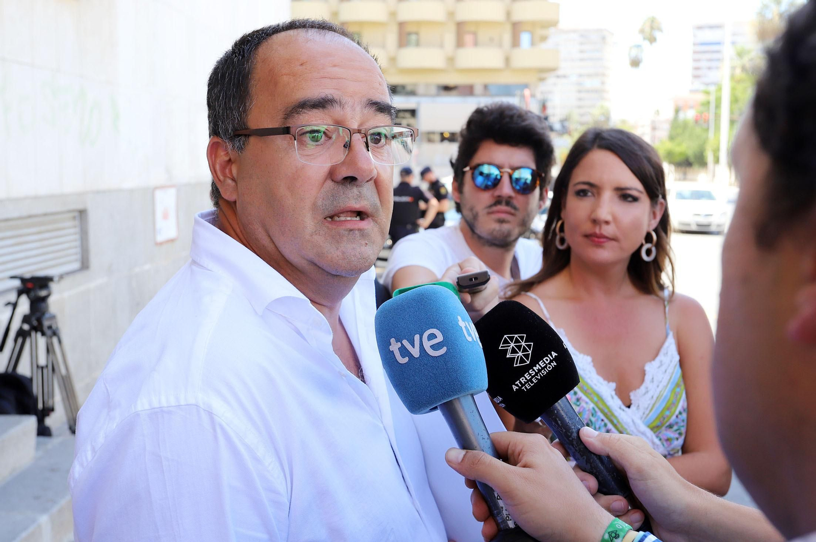 Imágenes de la vista de medidas cautelares por el apuñalamiento al jefe de la Policía Local de Punta Umbría.