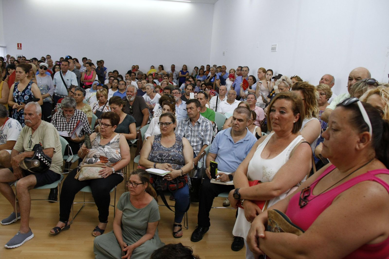 Cientos de afectados se dieron cita ayer en la asamblea celebrada en el centro cívico de El Puerto.