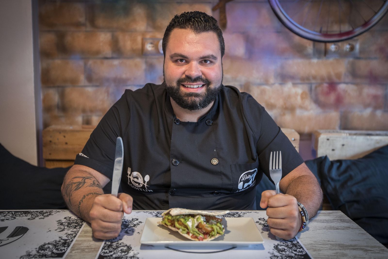 El cocinero José Alberto Muñoz delante de su obra maestra: el bocadillo con el que ganó el primer premio del concurso nacional.
