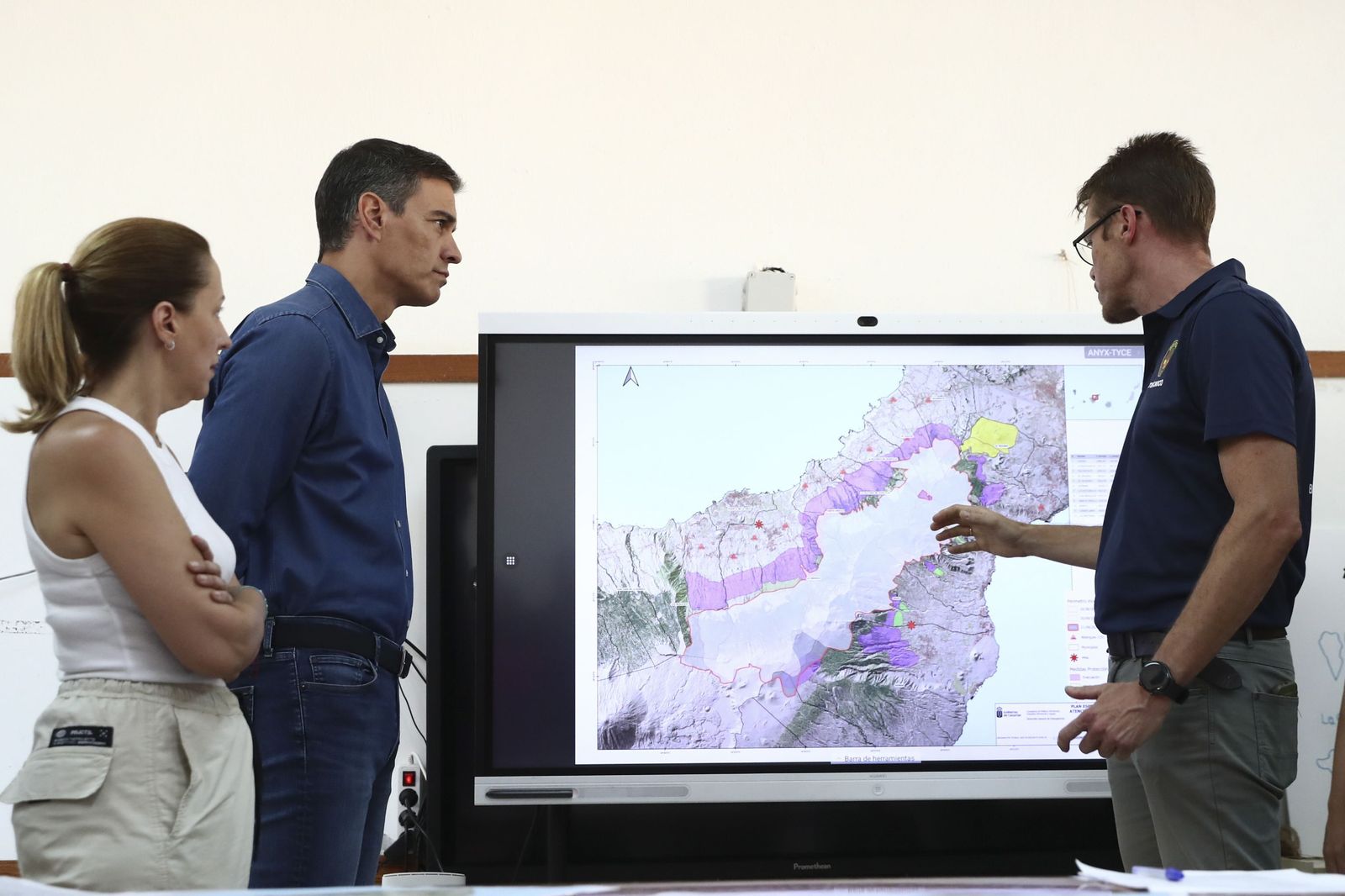 Pedro Sánchez, en el Puesto de Mando Avanzado de Arafo