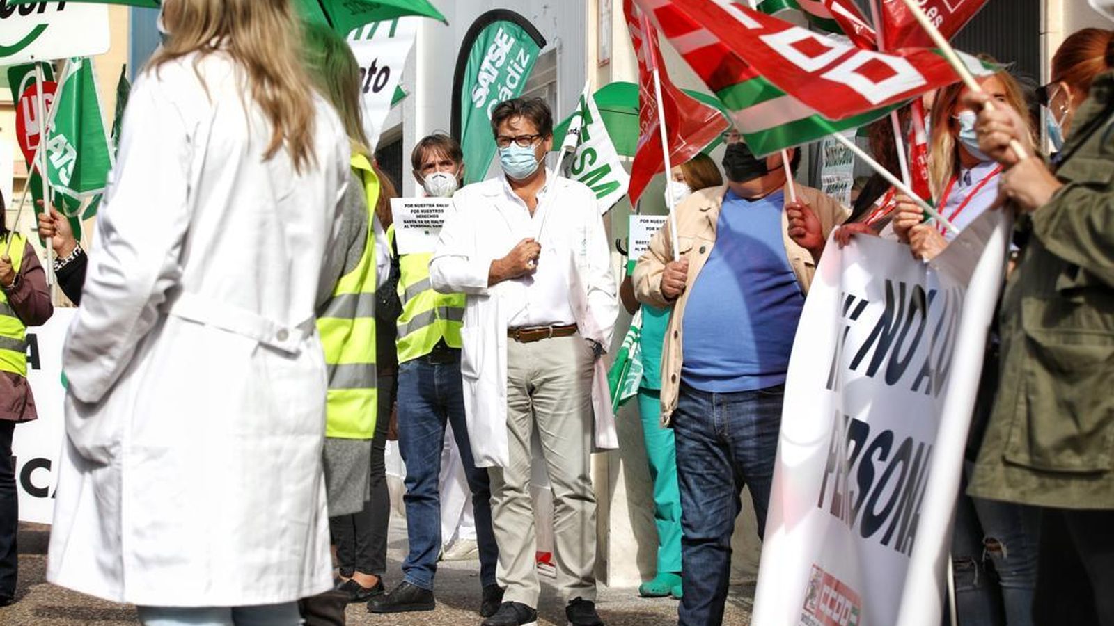 Fue numerosa la participación de sanitarios en la protesta de esta mañana en el Puerta del Mar contra el decreto del SAS