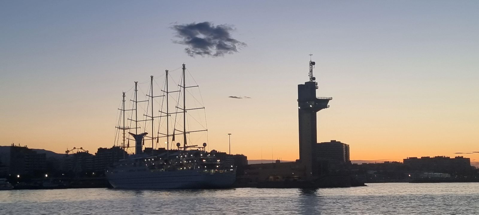 El crucero Wind Surf en el puerto de Almería.