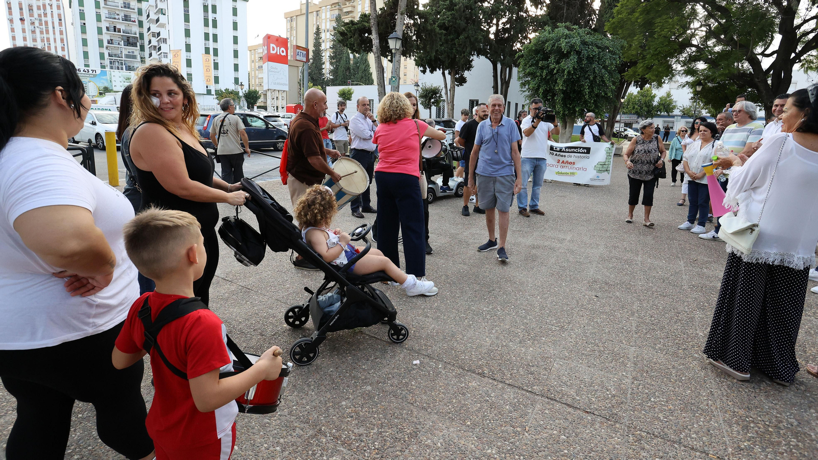 Manifestación de los vecinos de La Asunción de Jerez por los retrasos de la rehabilitación de sus bloques