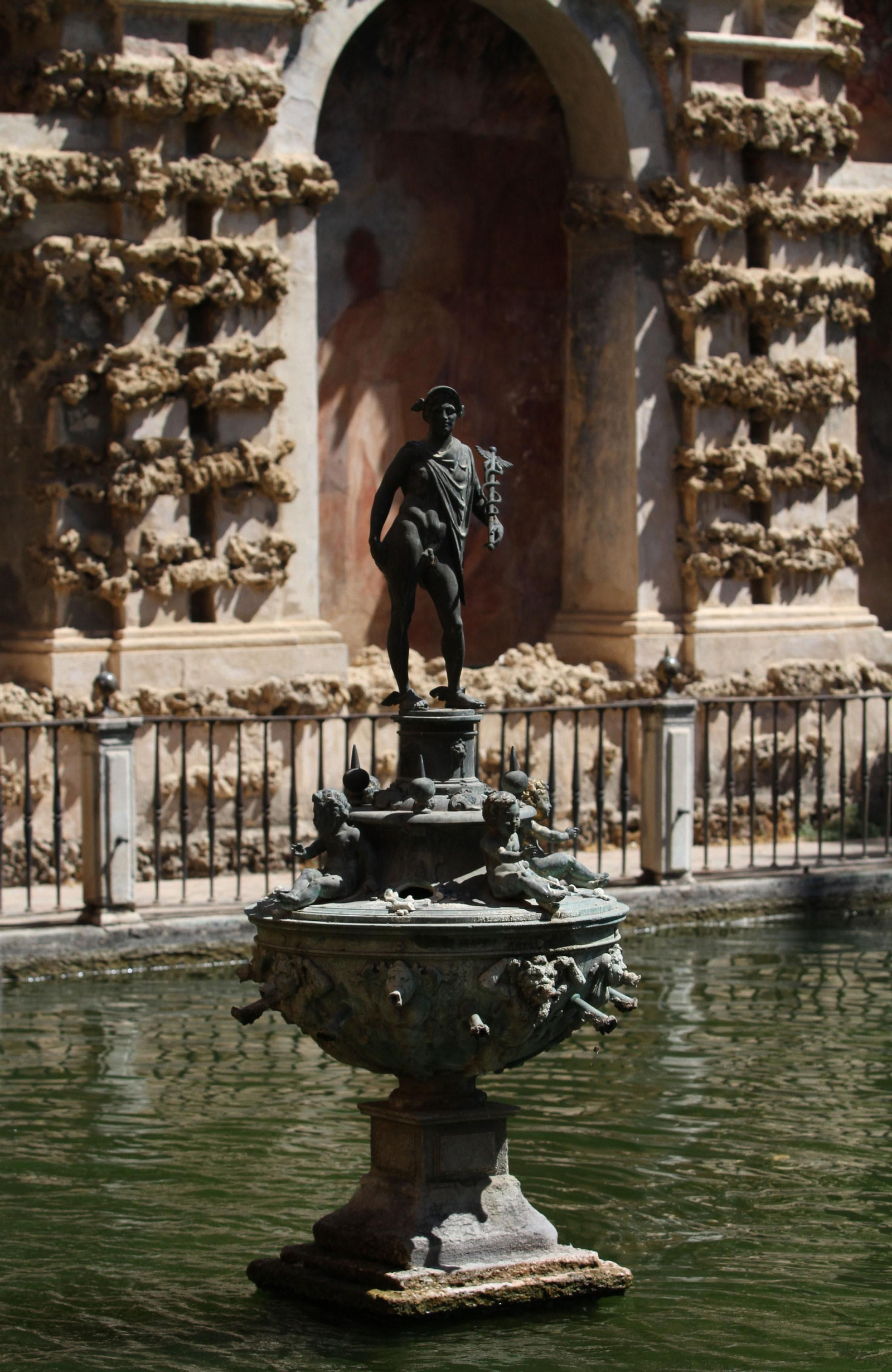 La escultura que preside el estanque.