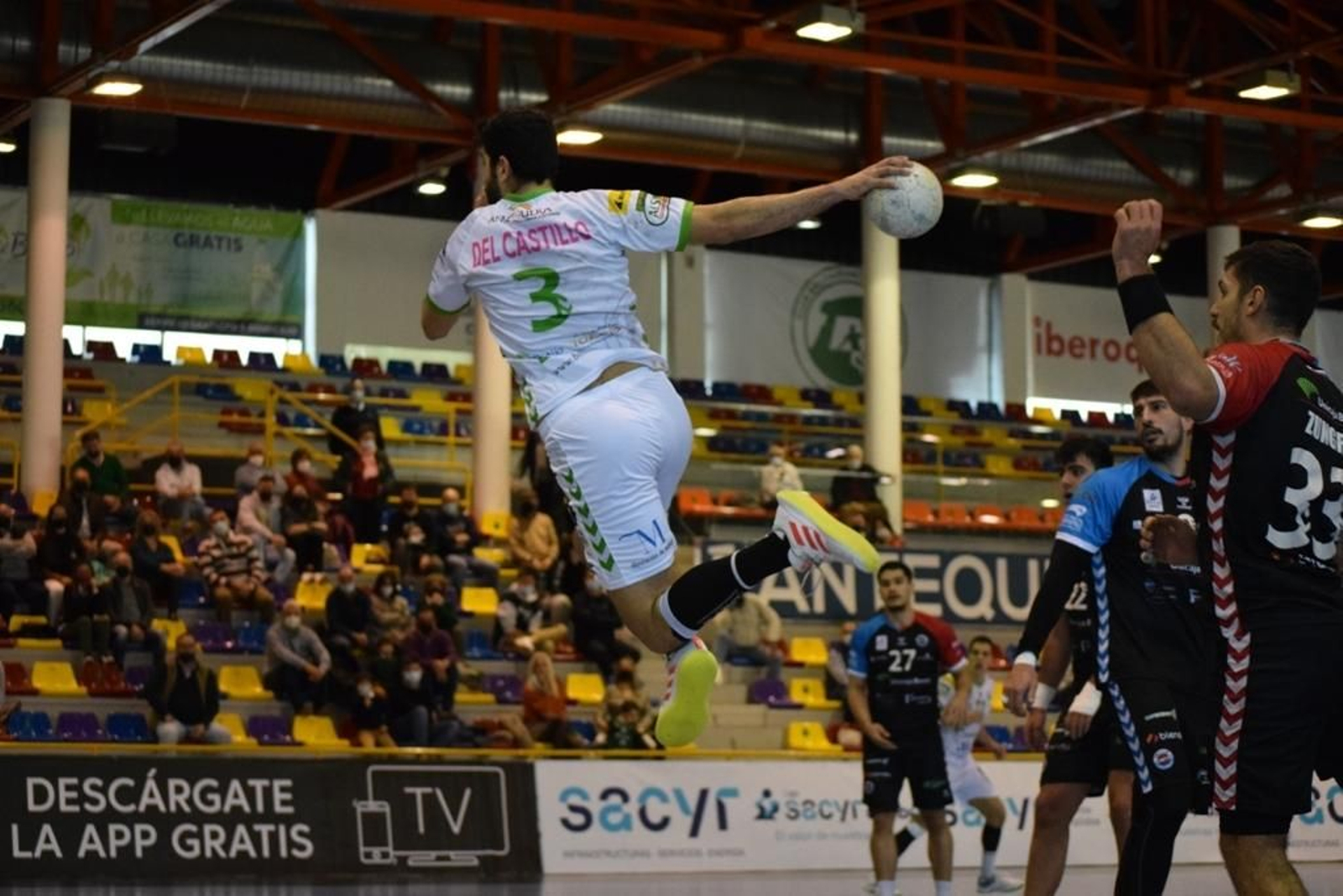 Nacho del Castillo lanza a portería desde el extremo.