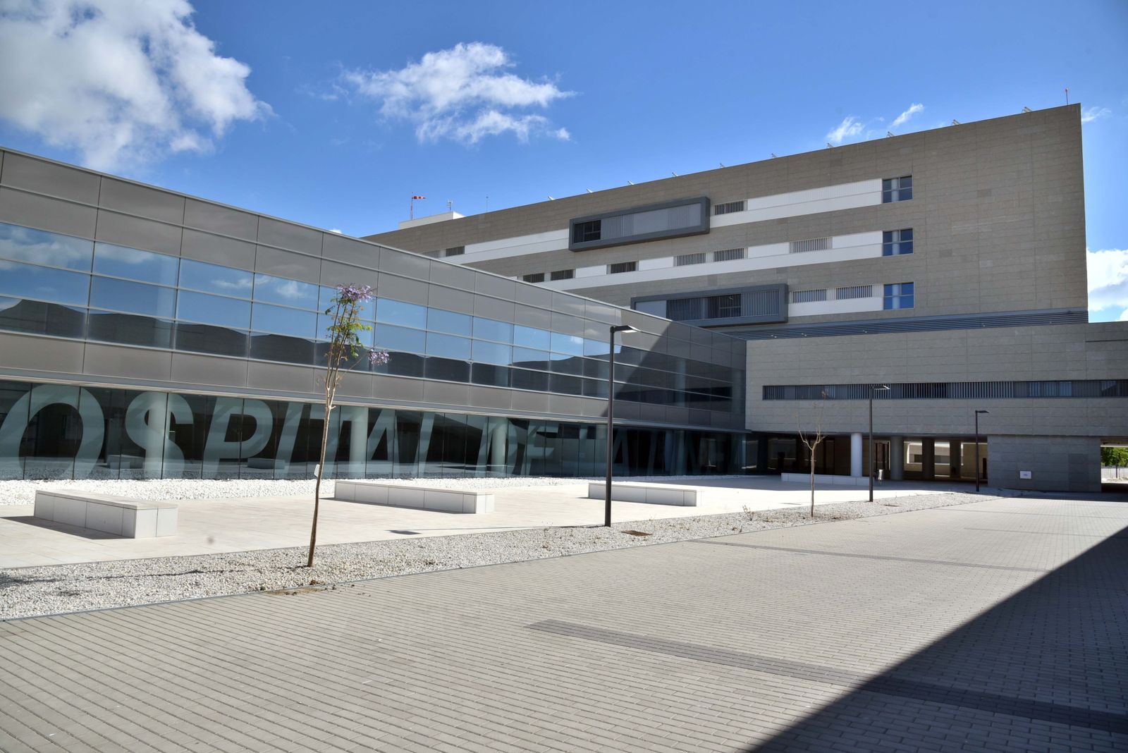 Uno de los accesos al nuevo hospital de La Línea, esta semana.