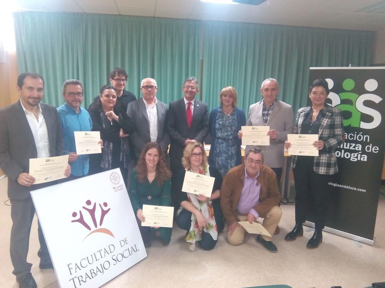 Foto de familia de galardonados y cargos institucionales.