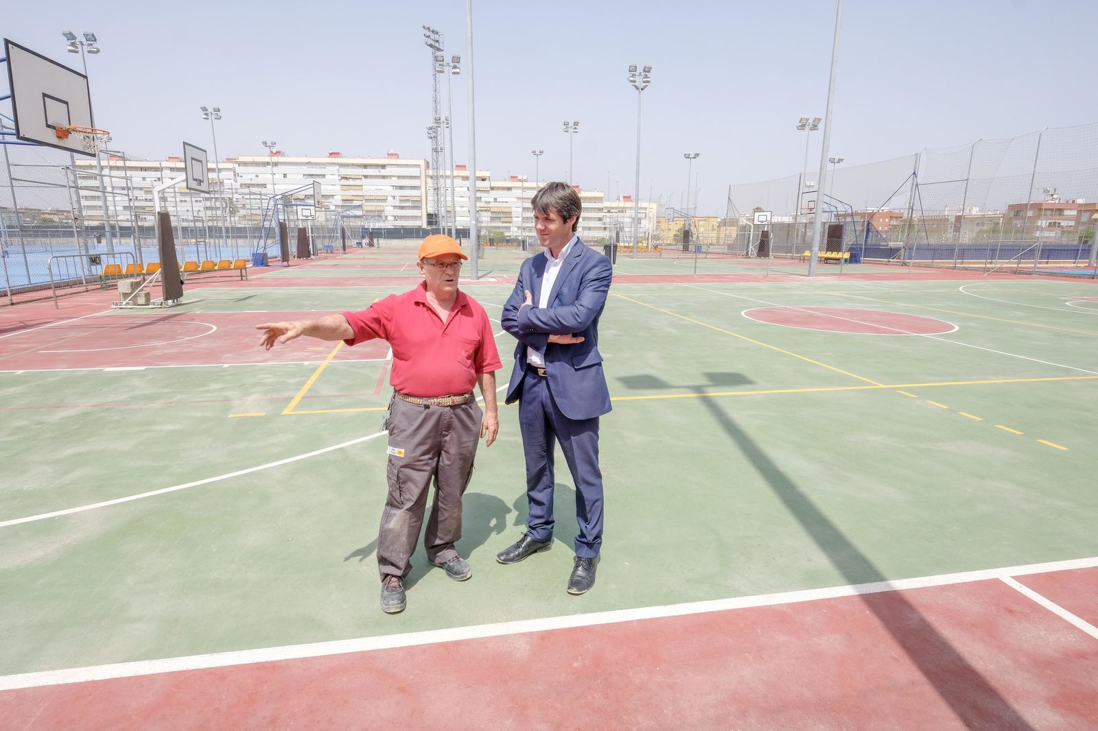 David Guevara visita las instalaciones deportivas de Hytasa, con las nuevas torres de luz ya colocadas.