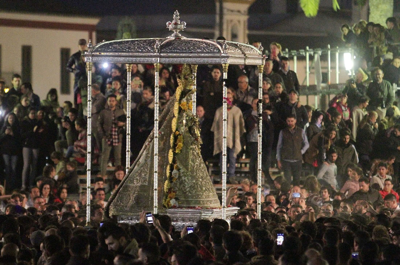 Las imágenes de la procesión de la Virgen del Rocío por la aldea en el Lunes de Pentecostés