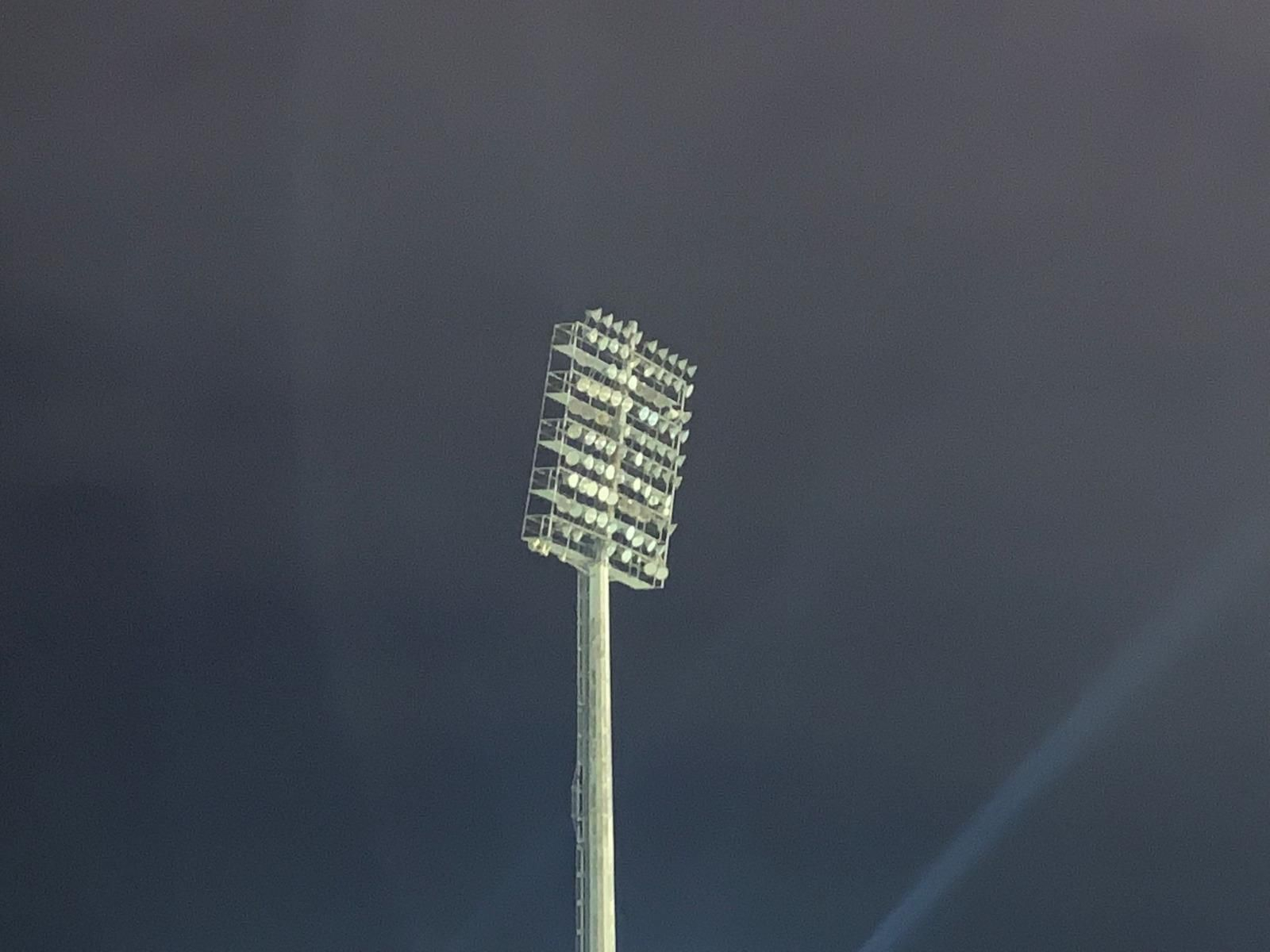 Dos de las cuatro torres de luces están completamente apagadas, al tener fundidos todos los focos desde hace meses.