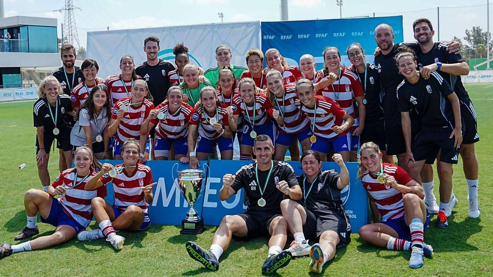 La expedición rojiblanca celebran el triunfo