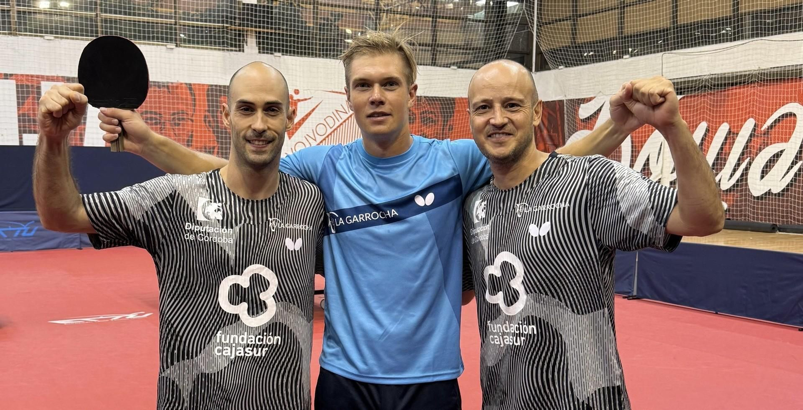 Carlos Machado, Alejandro Calvo y Hampus Soderlund celebran el pase.