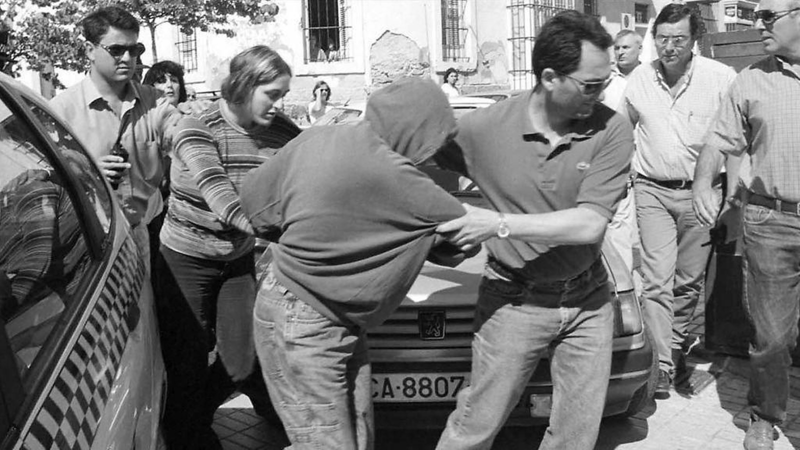 Momento en el que las dos asesinas son trasladadas al juzgado, en el año 2000