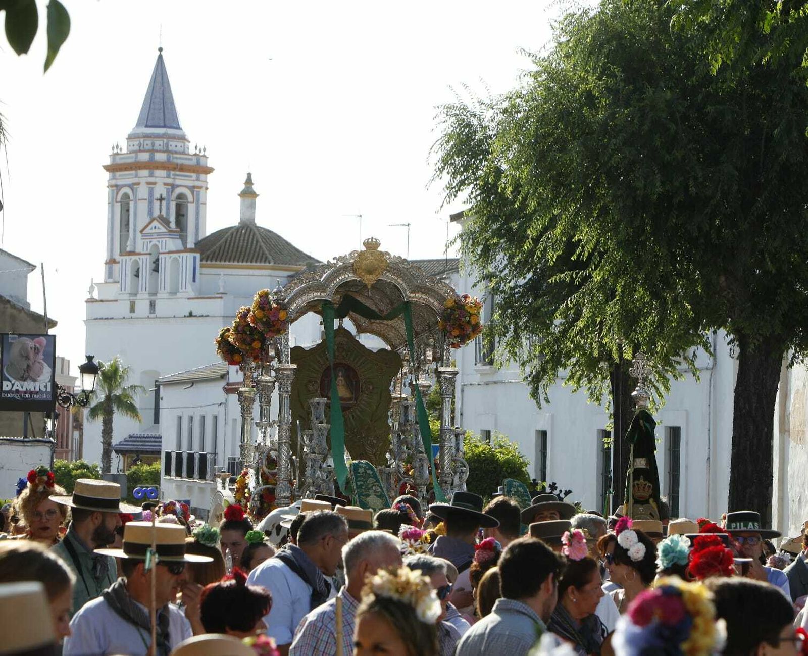 La salida de la Hermandad del Rocío de Pilas, en imágenes