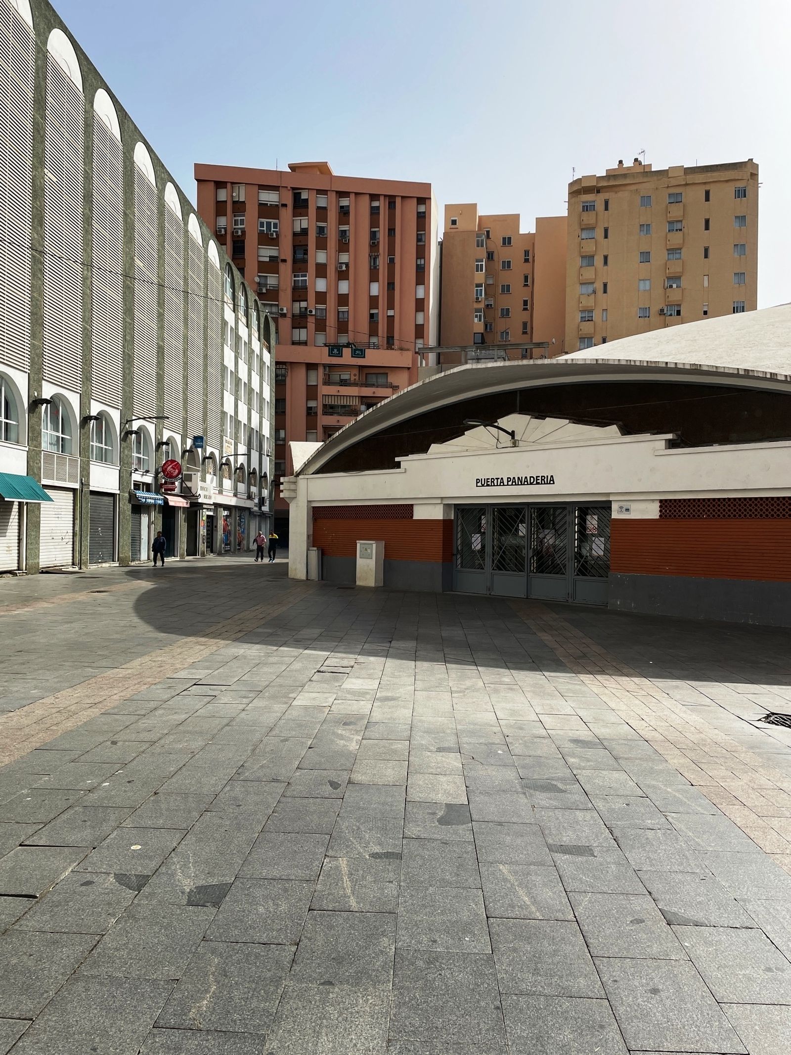 Puerta del Ingeniero Torroja orientada al noroeste.