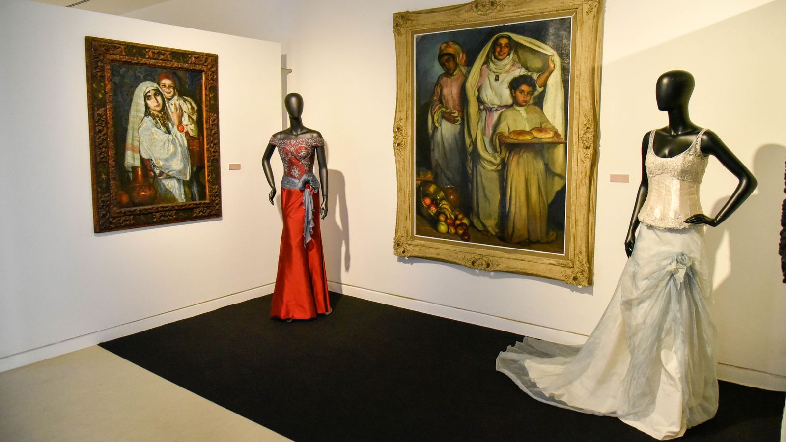 Exposición ' Vísteme: de la Alta Costura al Arte, 90 años de historia de la moda' en el Museo Cruz Herrera