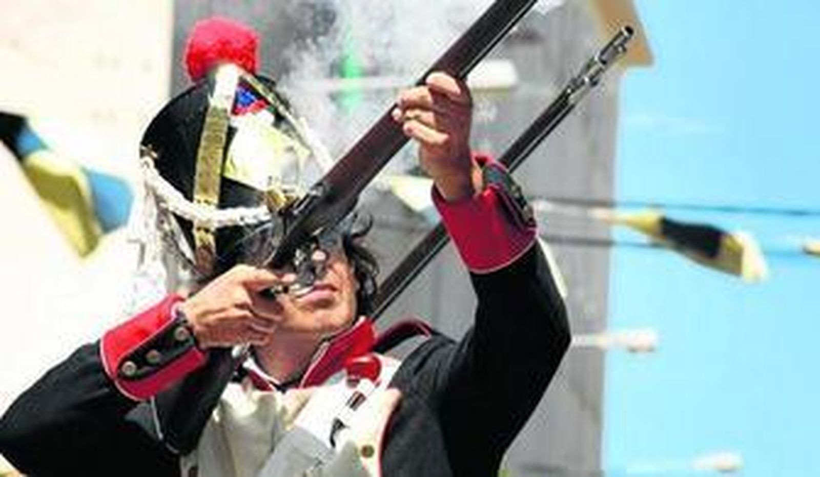 Uno de los artilleros voluntarios de Extramuros, durante un acto.
