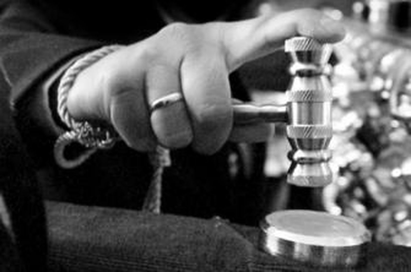 Un capataz golpea con su martillo una manigueta para ordernar una levantá.