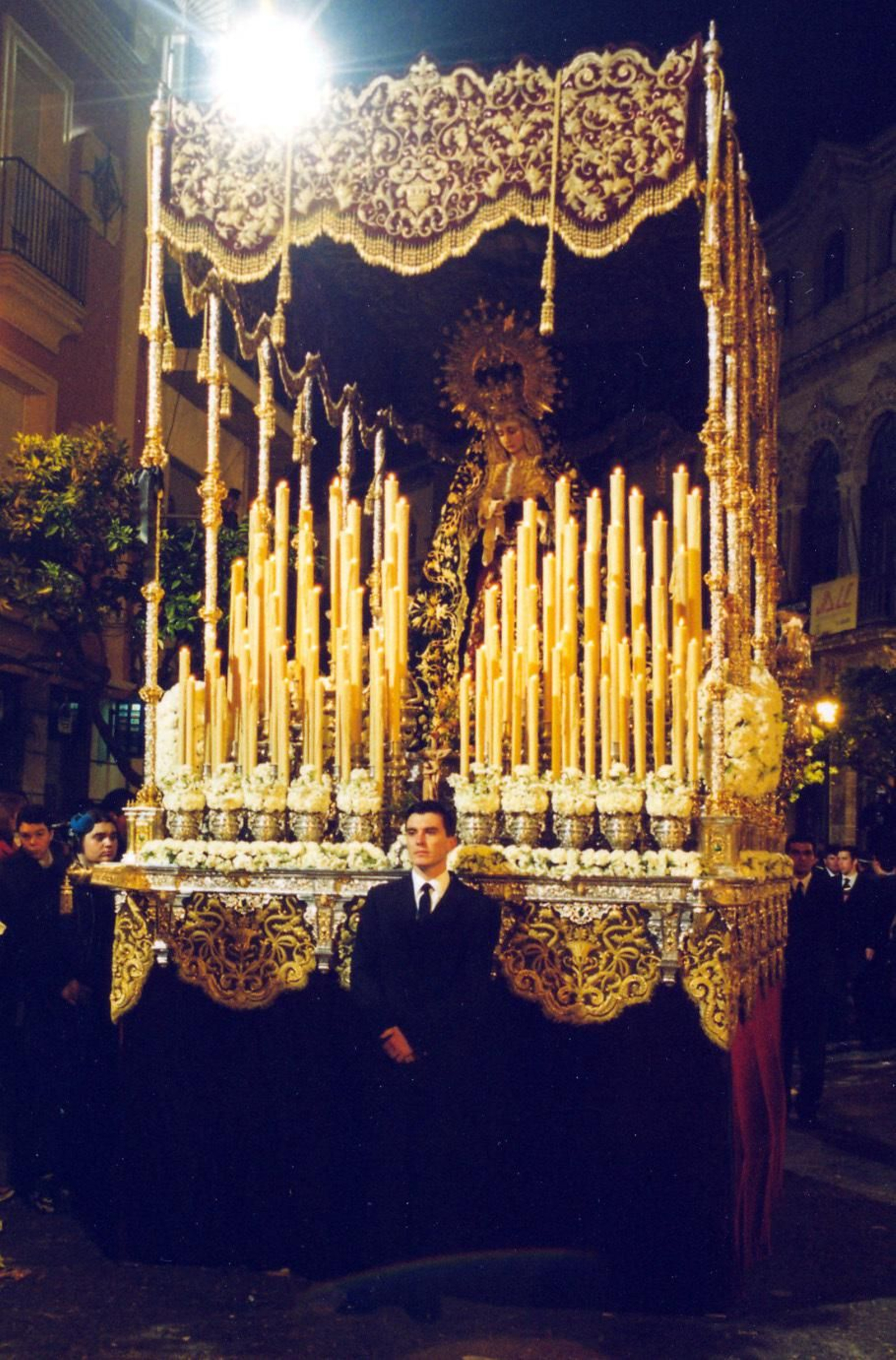Antonio de la Rosa ante el palio de la Esperanza en el 2000 con la cuadrilla asalariada.
