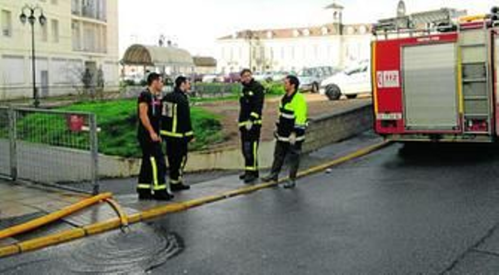 Intervención de los bomberos de Peñarroya-Pueblonuevo en una de las zonas inundadas.