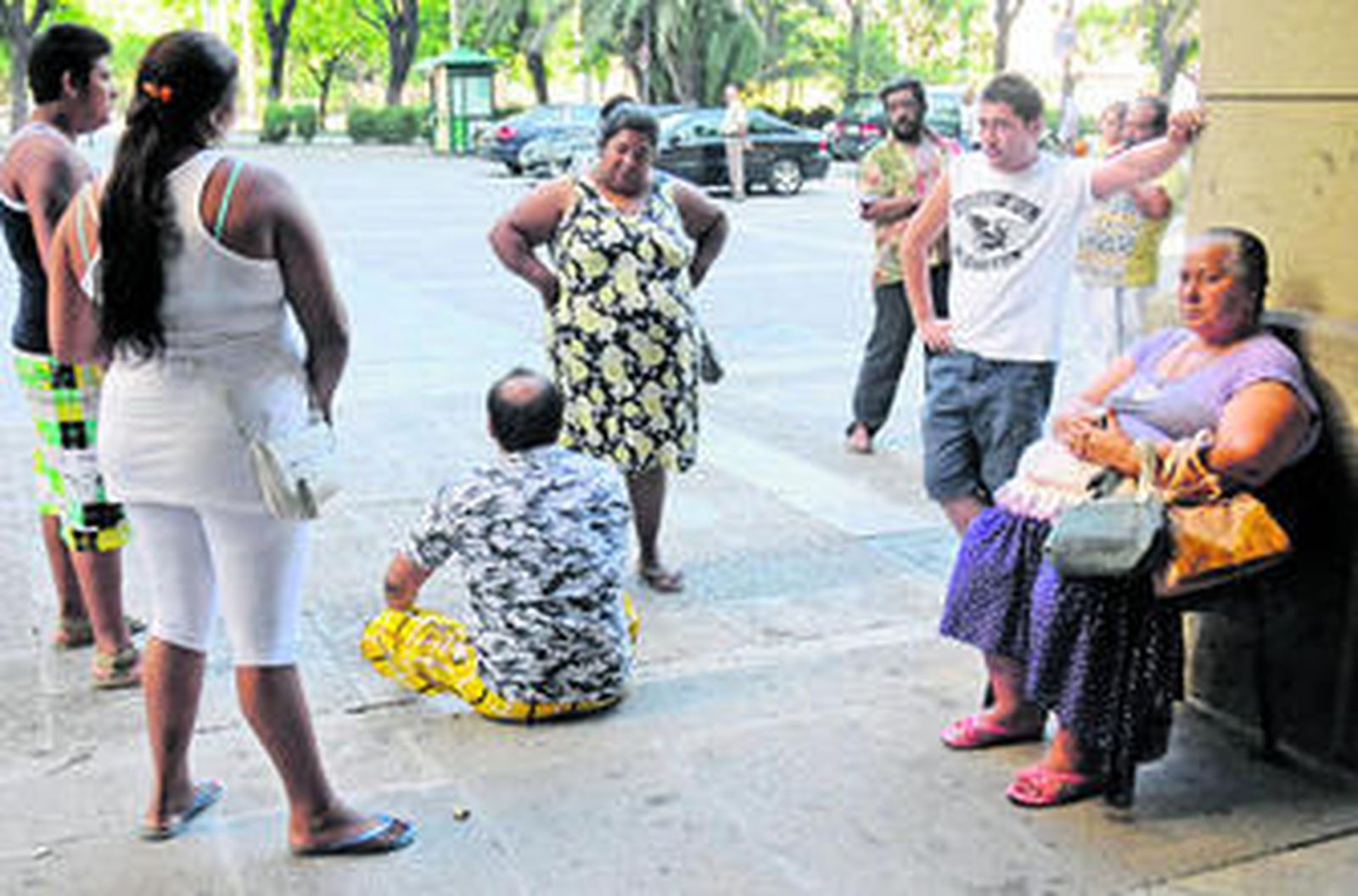 Un grupo de personas del clan de los Caracoleños, ayer a las puertas de los juzgados del Prado.