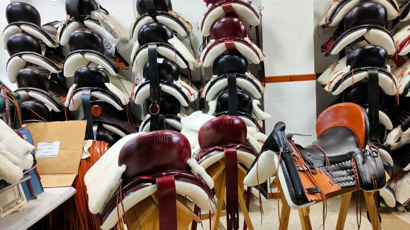 Monturas fabricadas en la Guarnicionería Noja de Bonares.