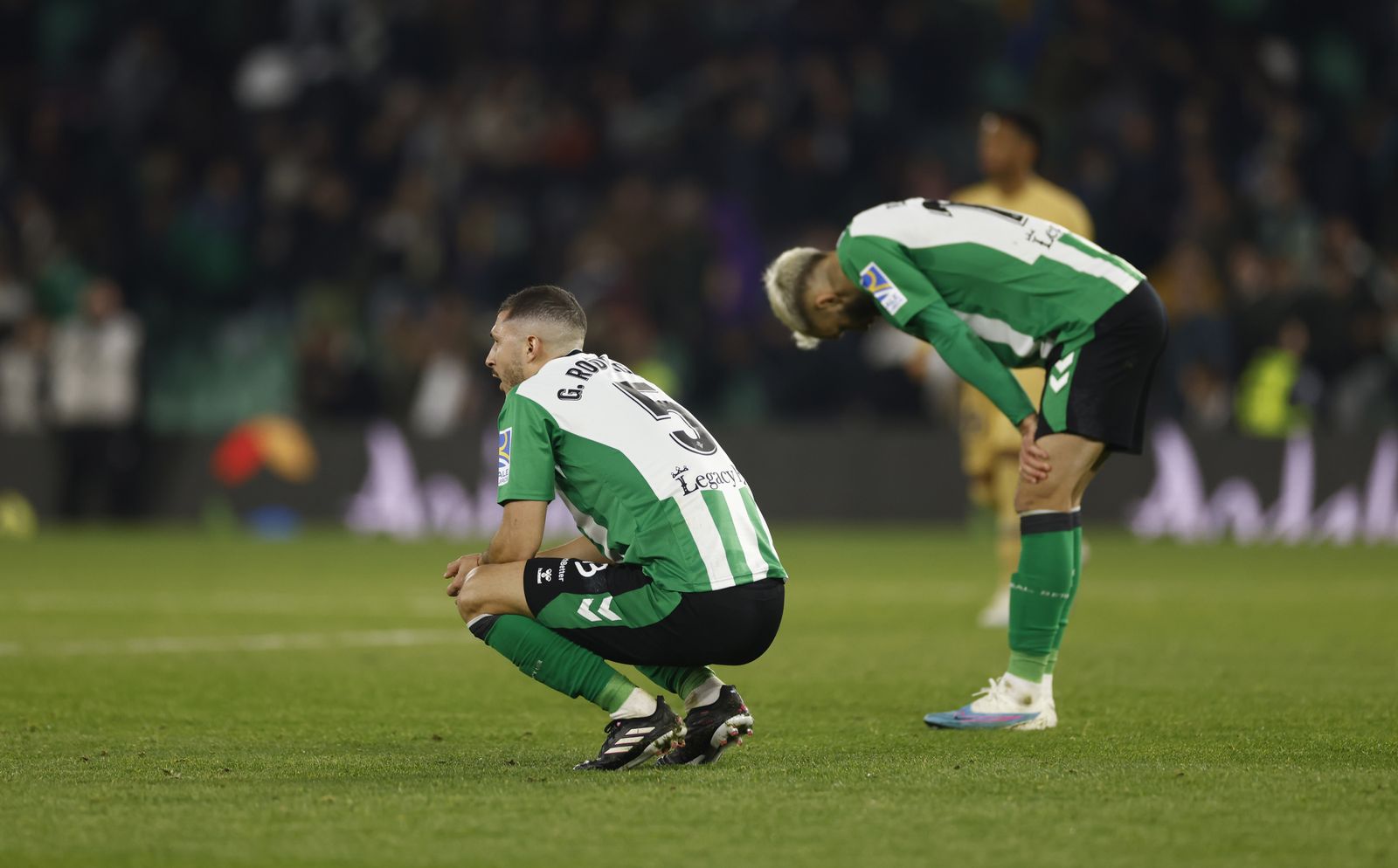 Guido Rodríguez y Pezzella se lamentan al final del partido.