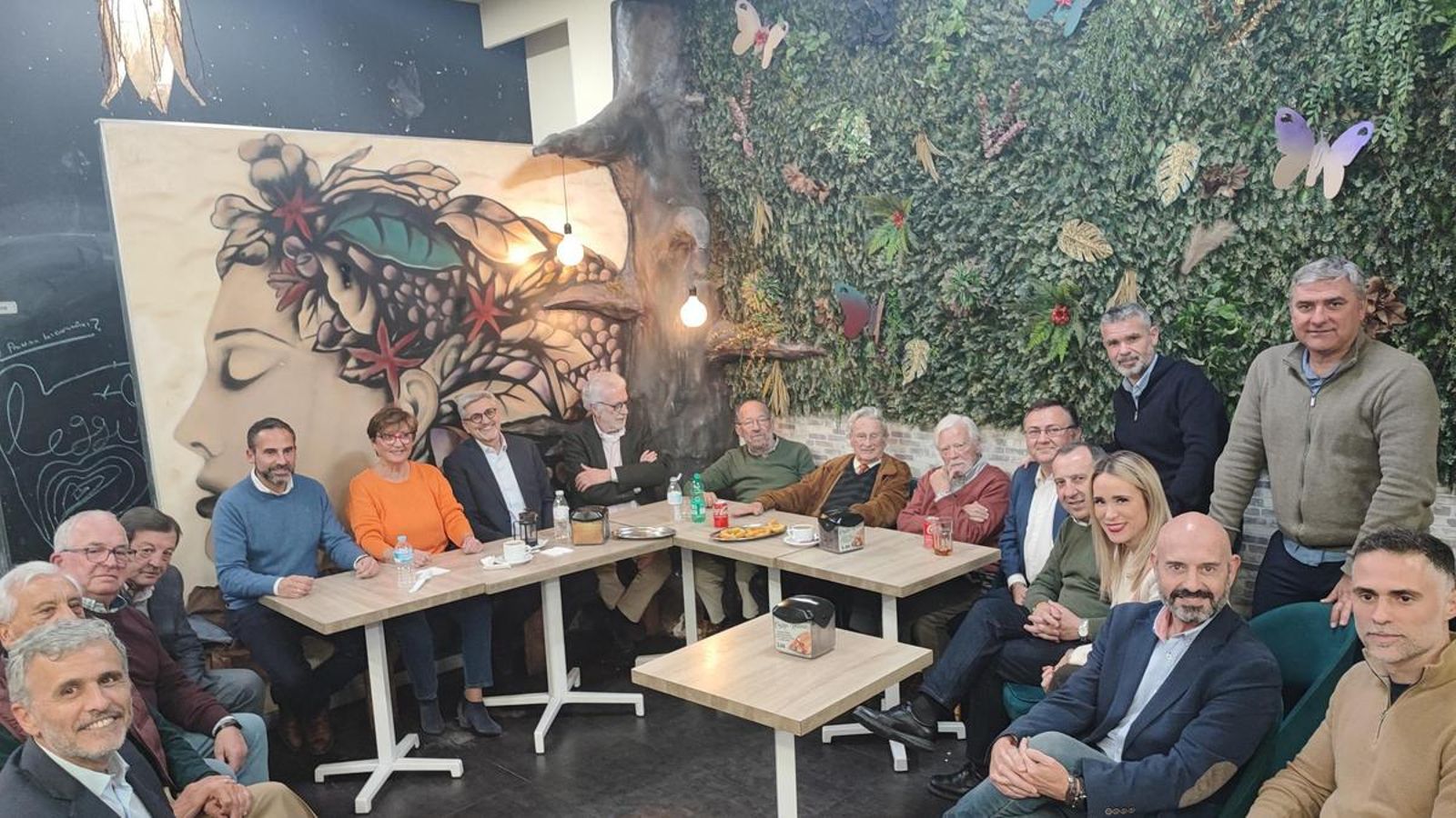 Ex secretarios generales de Málaga y presidentes de Diputación en un encuentro con Josele Aguilar.