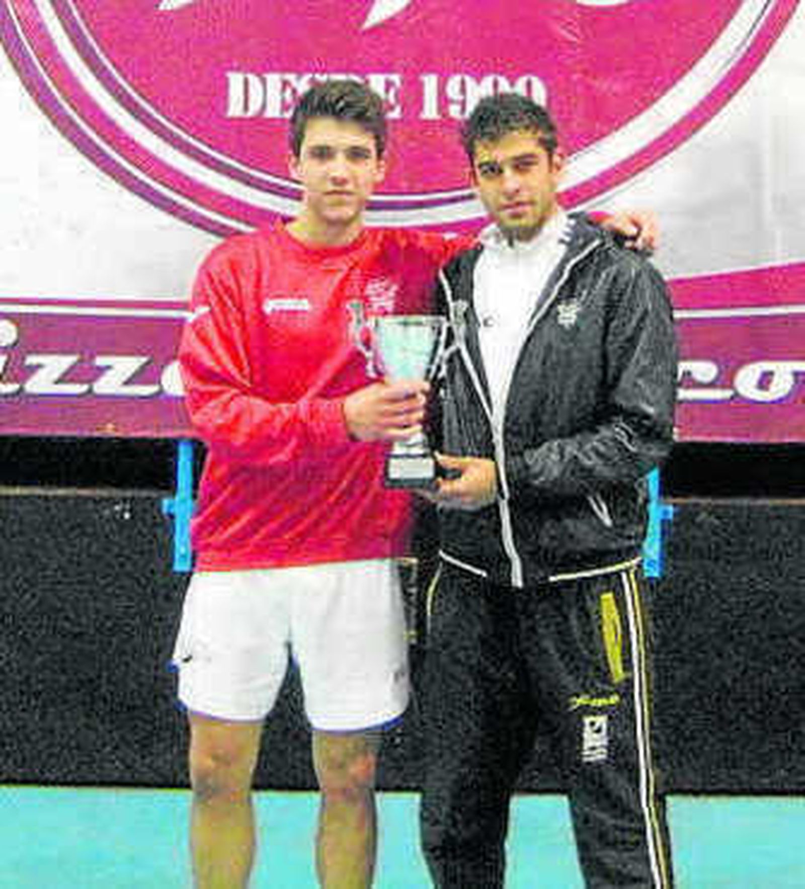 Entrega de trofeo al vencedor.