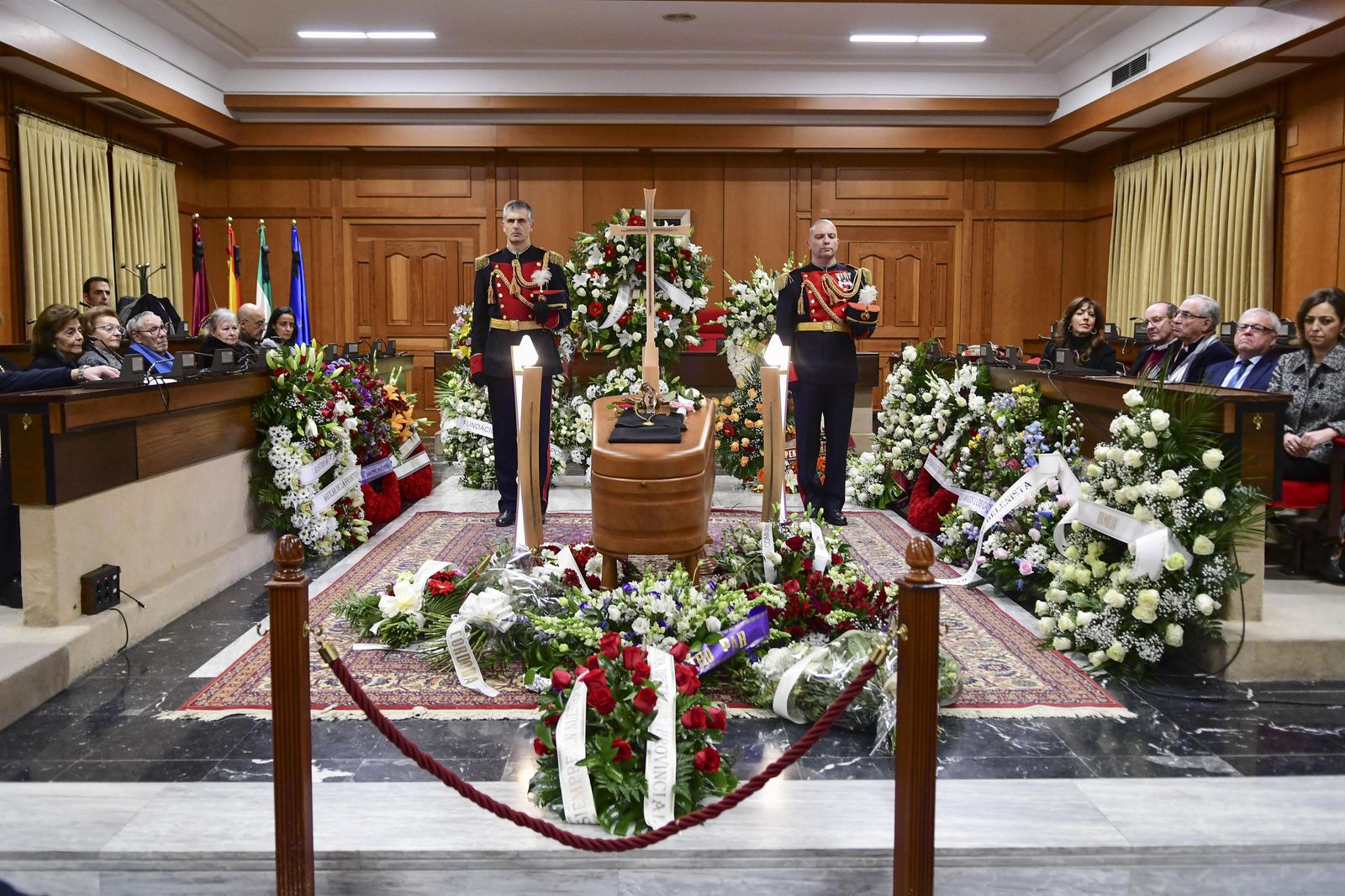 Las imágenes de la capilla ardiente de Pablo García Baena