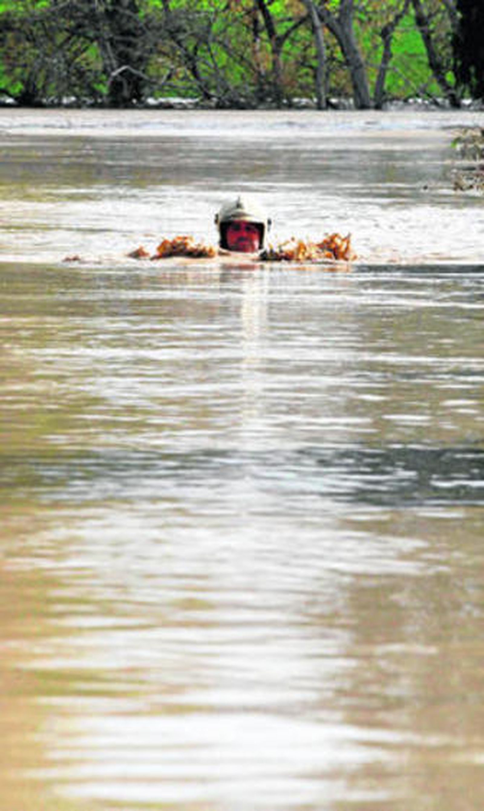 Un bombero nada por las calles de La Altea.